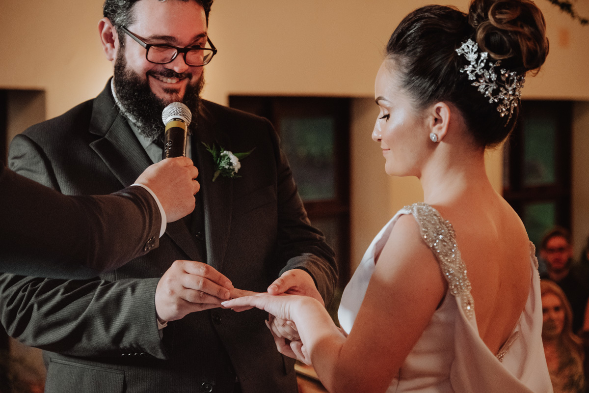 noivos trocando alianças no altar da capela do condominio alphaville de Maringa 