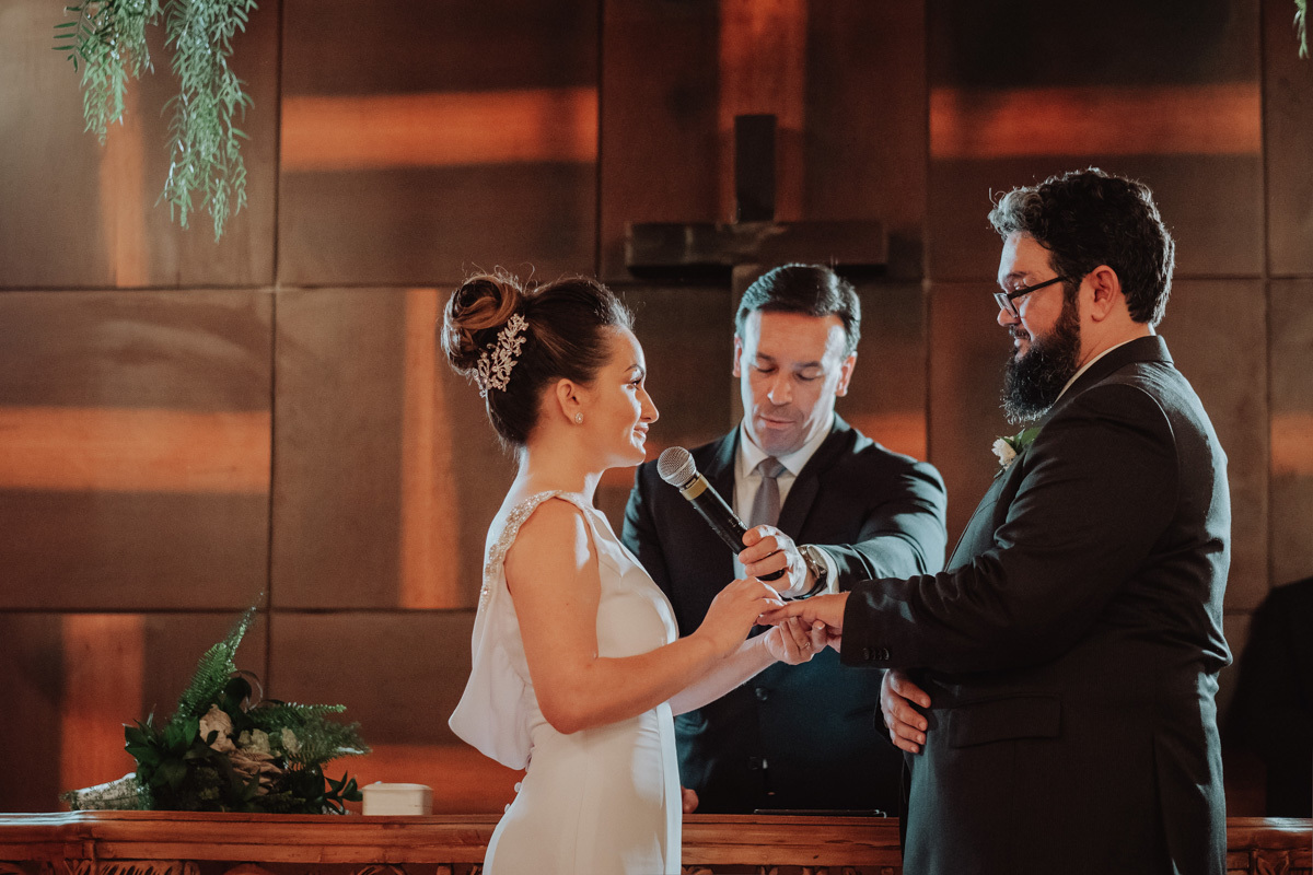 troca de alianças dos noivos na capela do condominio alphaville de Maringa 