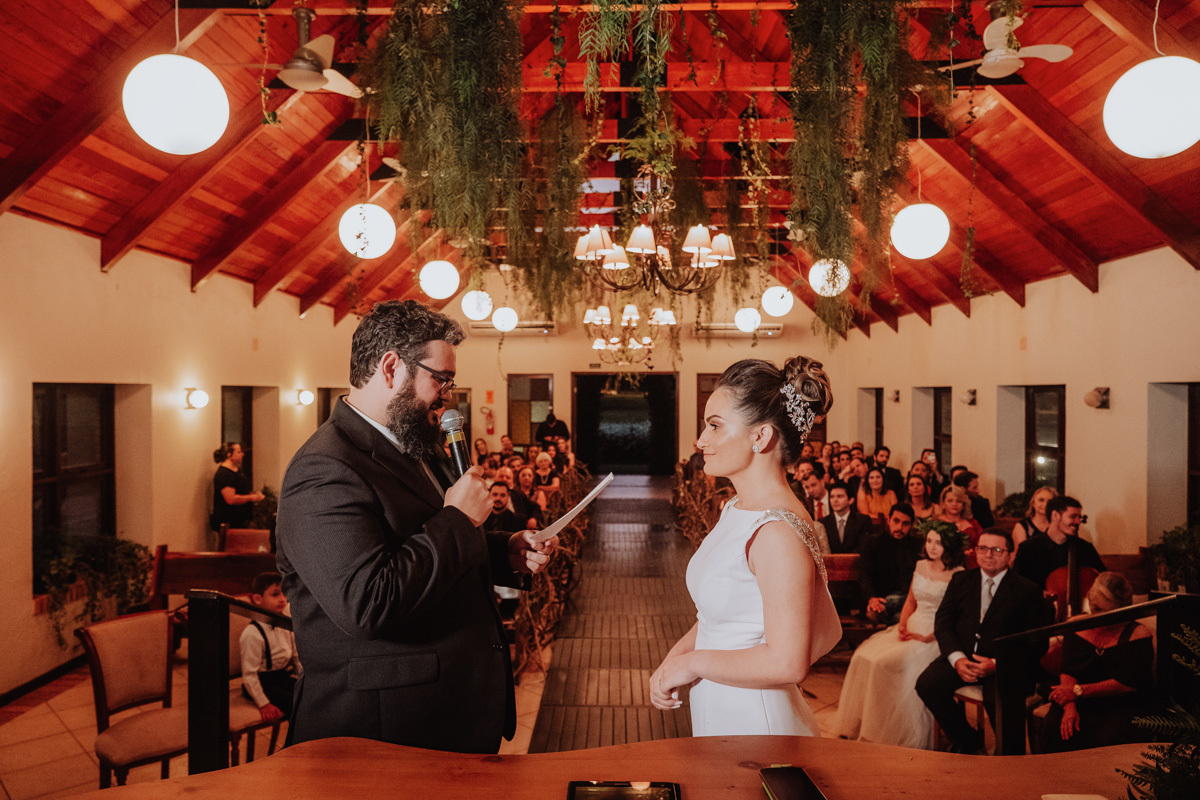 noivos lendo votos de casamento em capela rustica de maringa 