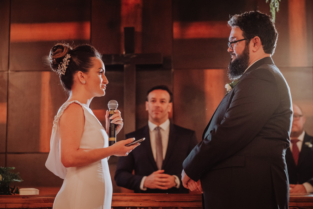 leitura dos votos de casamento religioso na capela do condominio alphaville de Maringa 