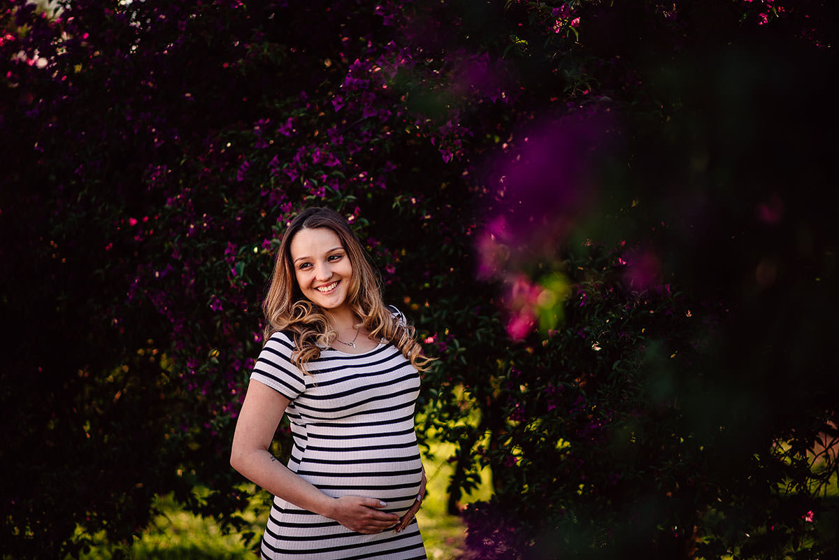 fotos de gestante ao ar livre com lindas flores