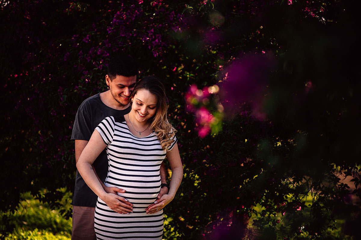 e-session de uma gestante em meio de lindas flores