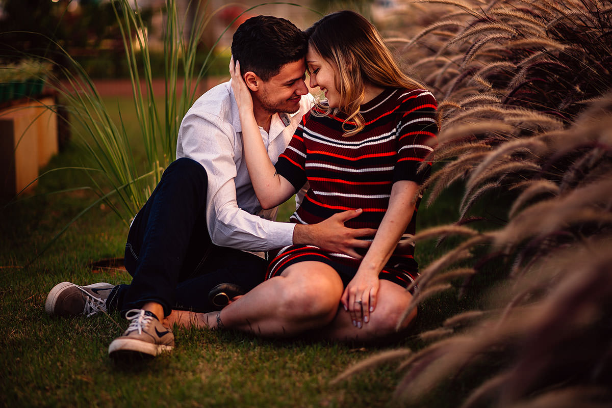 casal namorando durante as fotos da gestacao
