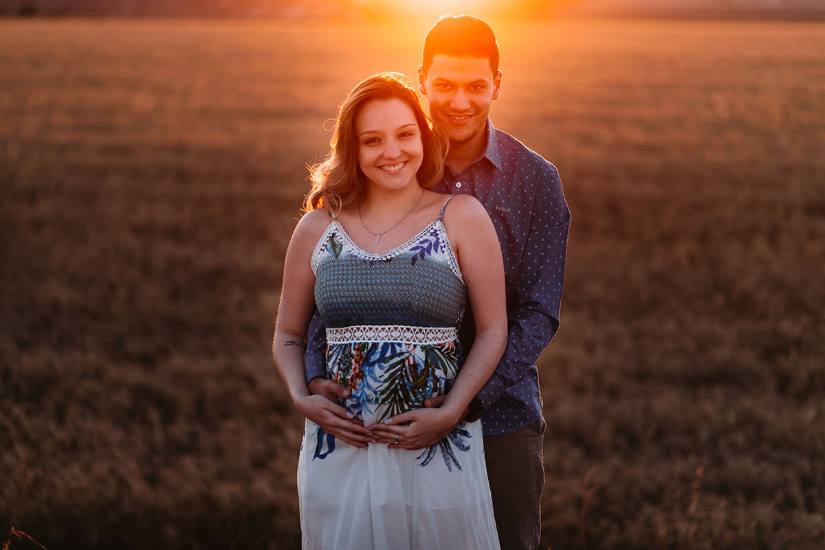 fotos de gestante no trigo ao por do sol