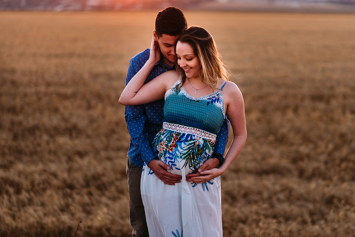 casal  no trigo no por do sol em maringa