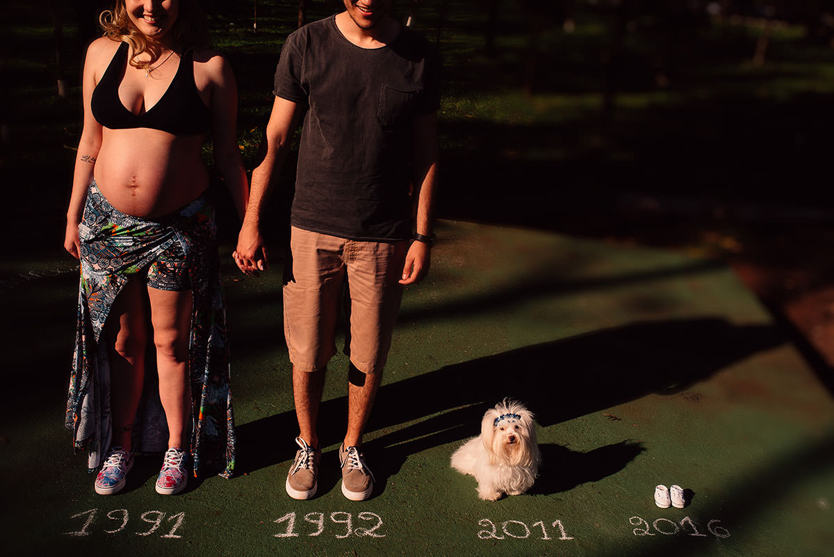 foto criativa de gestante com datas de nascimento