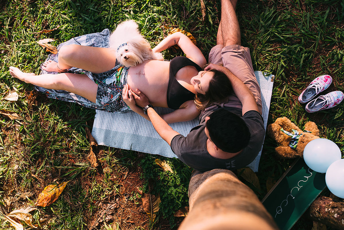 casal a espera de um bebe lindo em baixo de uma arvore