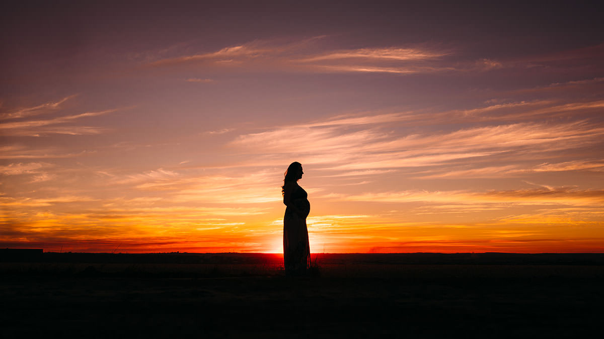 gestante no por do sol