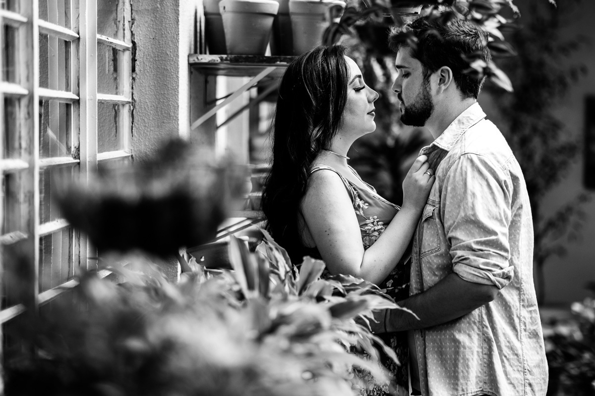 ensaio de casal externo com lindas fotos em  cenario para fotos  com bastante flores 