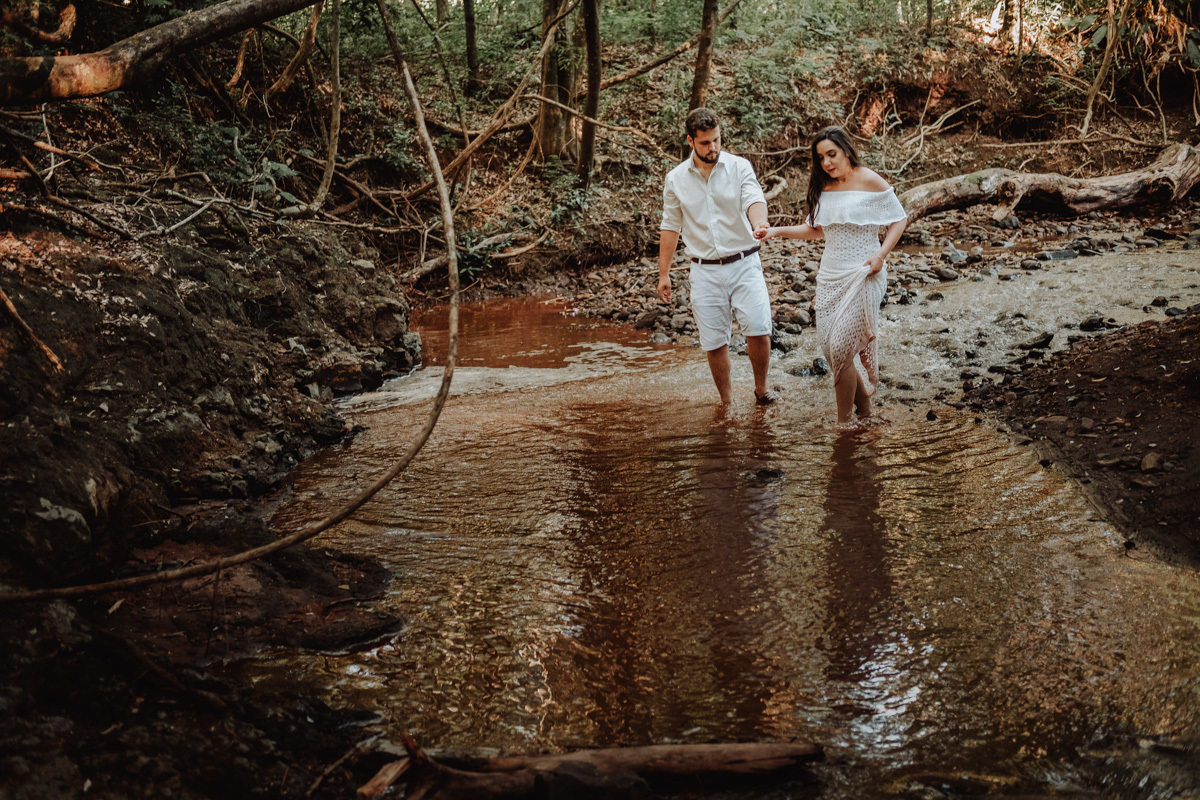ensaio pre casamento com fotos espontaneas e diferentes ensaio de pre casamento em Mandaguari-PR 