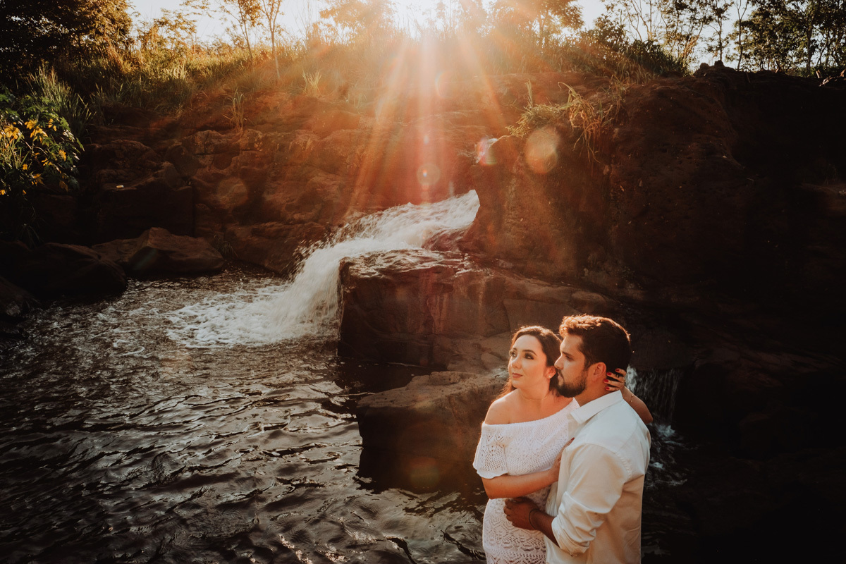foots para ensaio de casal externo com raios de por do sol 
