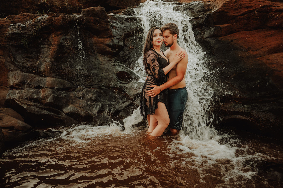 fotos sensuais para ensaio de pre casamento externo em cachoeira de Mandaguari-/PR
