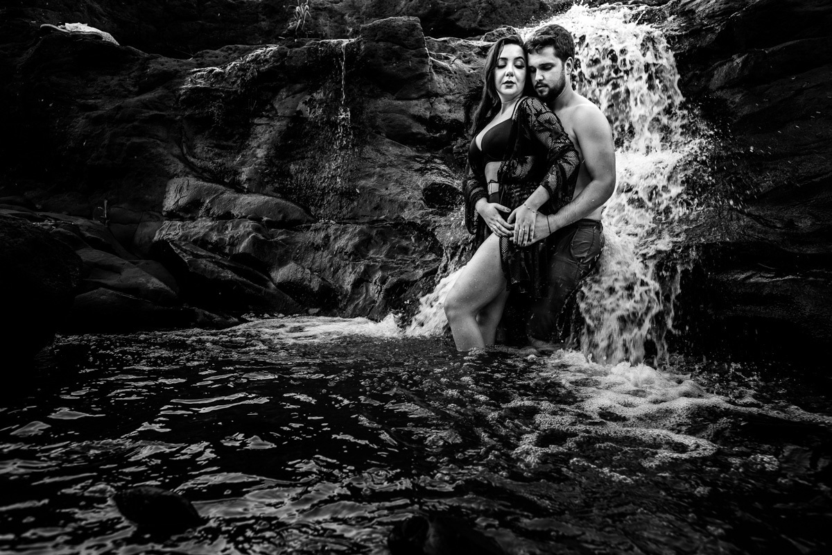 lindo ensaio de casal sensual fotos do melhor fotografo de casamentos em Jandaia do Sul 