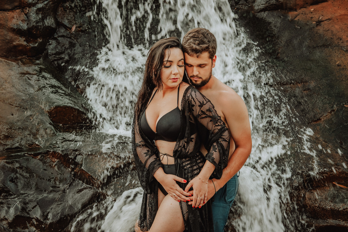 lindas fotos para ensaio pre wedding com luz natural fotos com estilo sensual fotografo Rickardo Andrade melhor fotografo de Casamentos de Maringá 