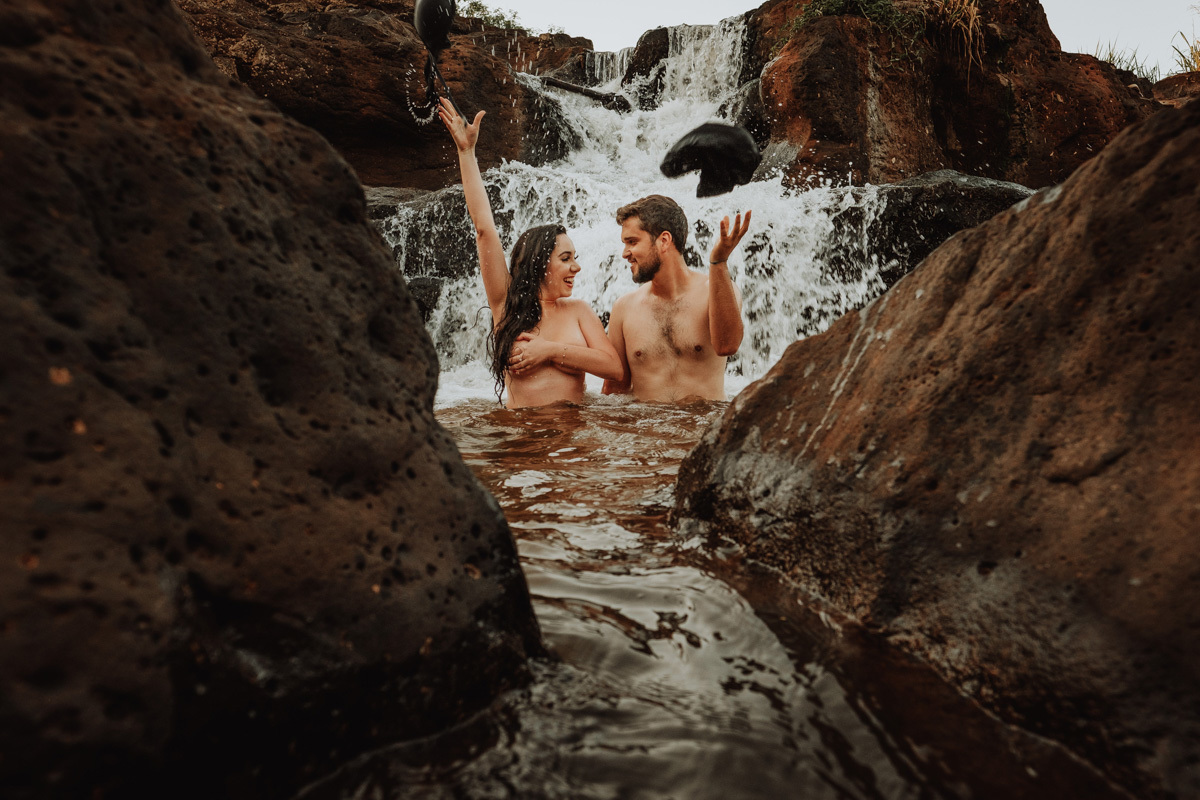fotos engraçadas para ensaio pre wedding diferente com fotos espontaneas cachoeira da região de Jandaia do Sul 