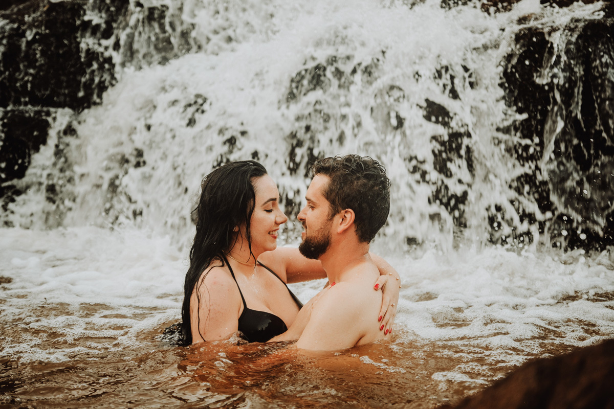 retratos de casal feitos durante ensaio pre casamento em cachoeira 