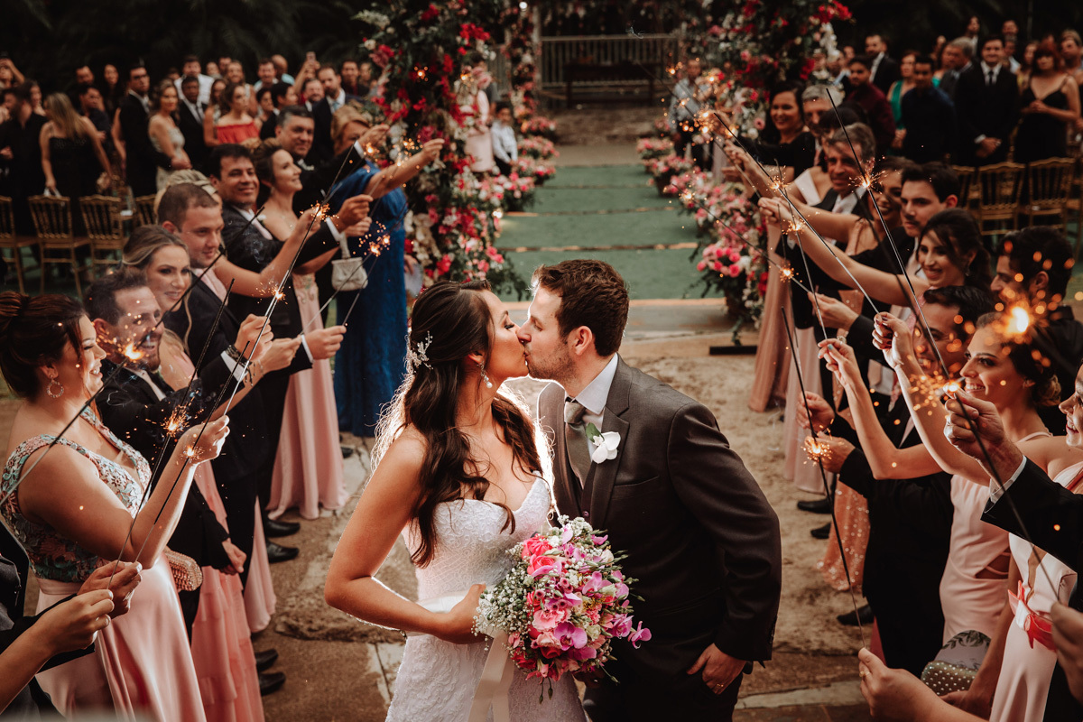 saida dos noivos da cerimonia de casamento com sparkles