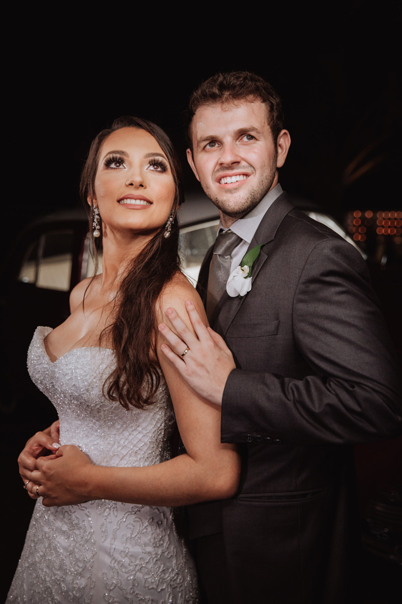 retratos classicos dos noivo sfeitos em mini ensaio durante a festa de casamento