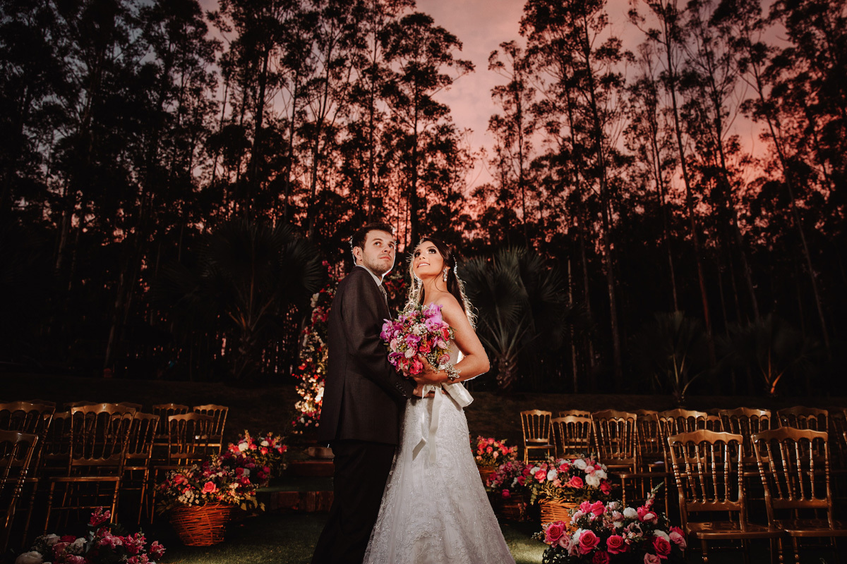 lindas fotos dos noivos feitas apos a cerimonia com por do sol no fundo chacara para casamento externo em maringa Eden Garden 