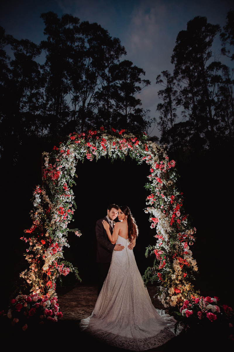 retratos classicos dos noivos feitos na decoração do casamento arco de flores lindos  fotos do melhor fotografo de Casamentos de Maringa Rickardo Andrade