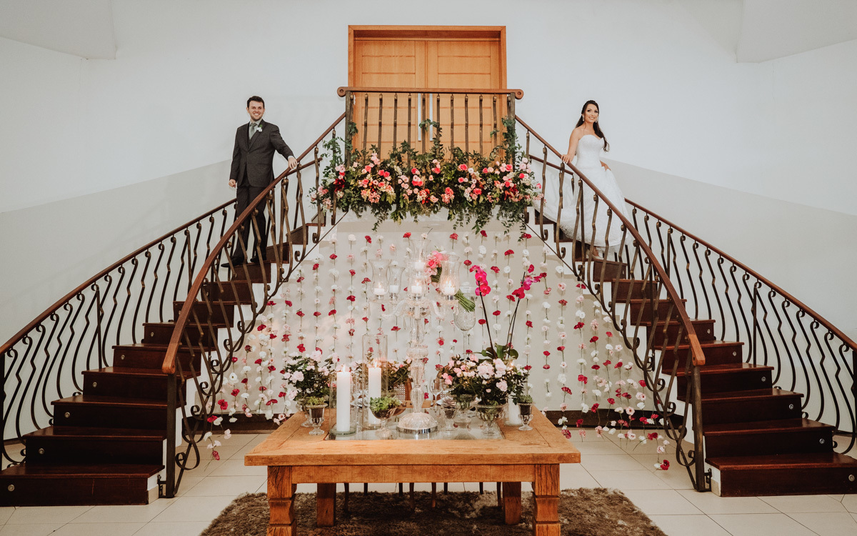entrda dos noivos na festa de casamento descendo as escadas decoradas salão eden garden 