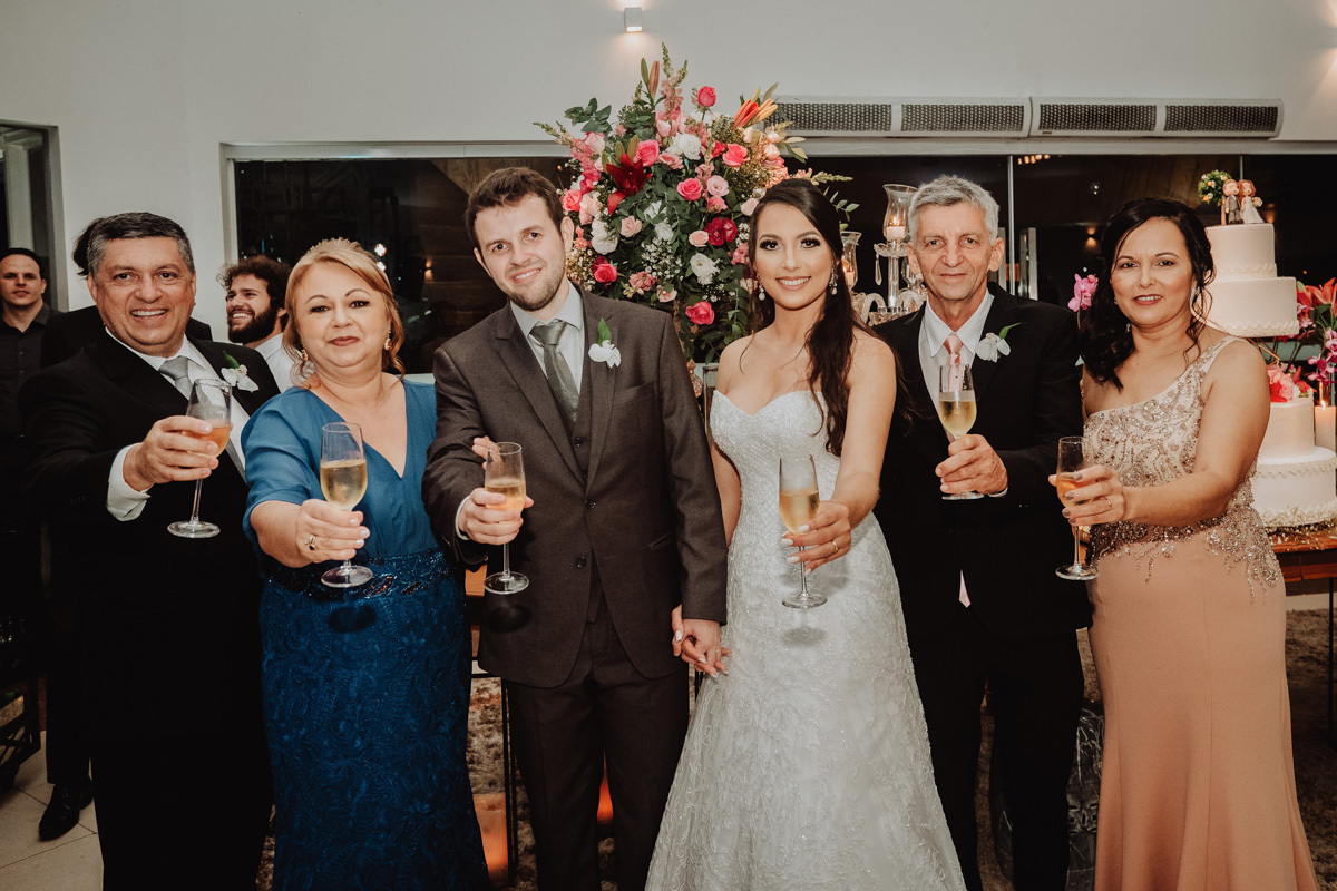 brinde dos noivos com os pais em fotografia de casmanto 