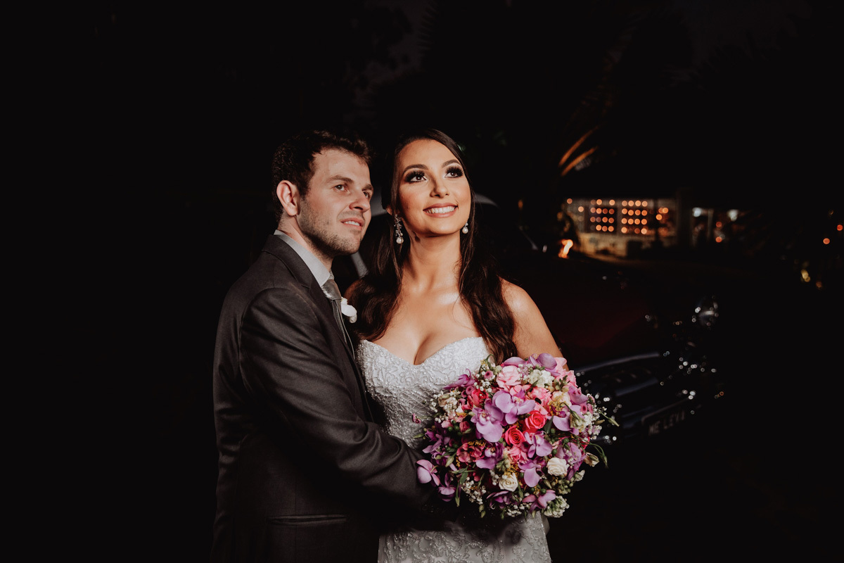 fotos dos noivos feitas durante a fetsa de casamento em saida fotografica dos noivos 