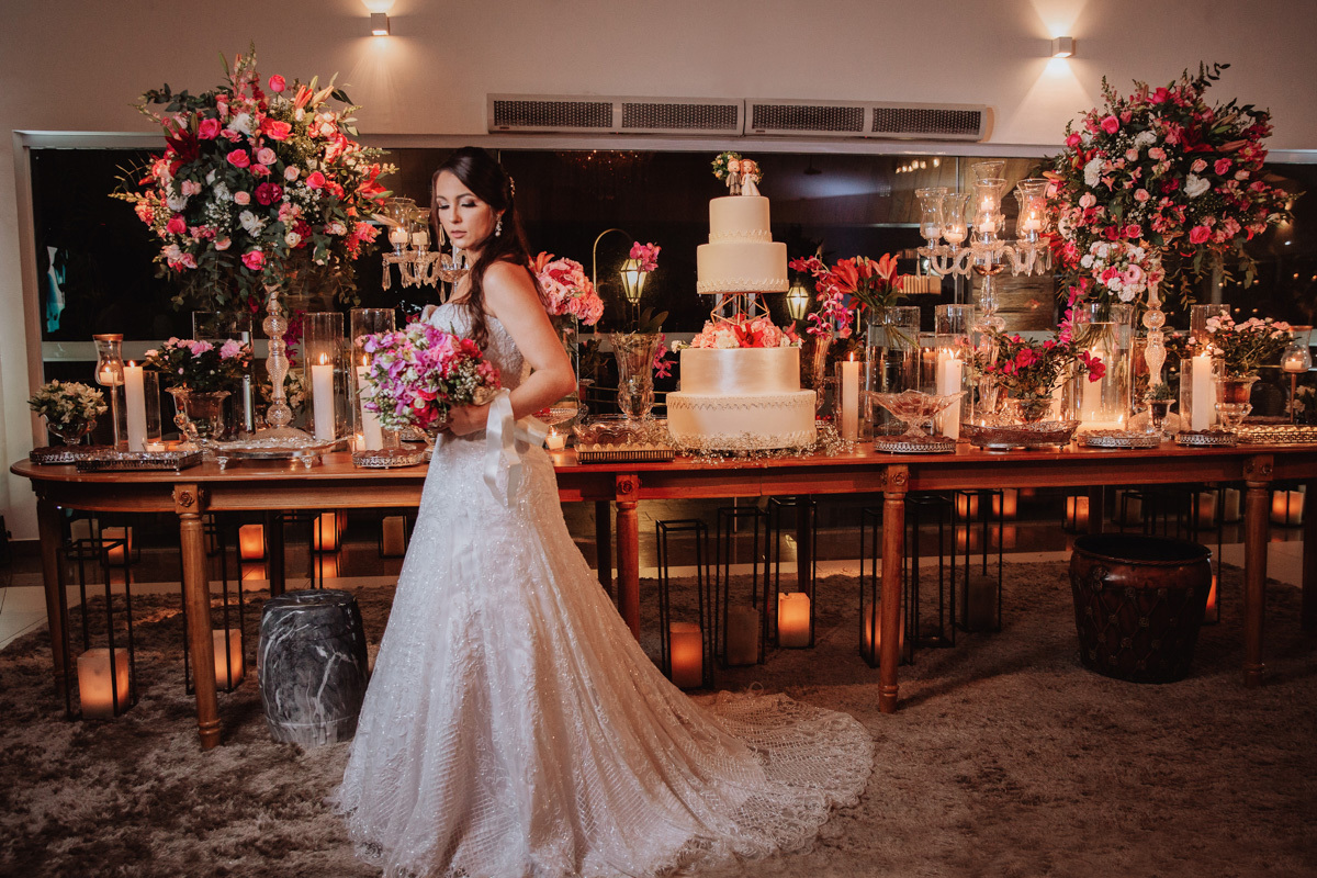 linda foto da noiva na mesa de doces com decoração boho chic para casamentos externos em Maringa 