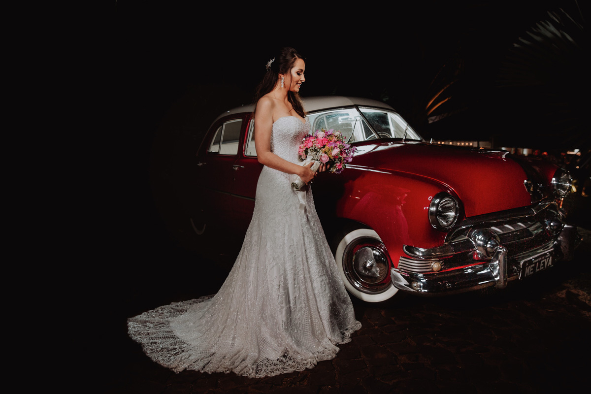 lindas fotos da noiva com o carro da noiva fotos externas dos noivos na chacara Eden Garden em Maringá 