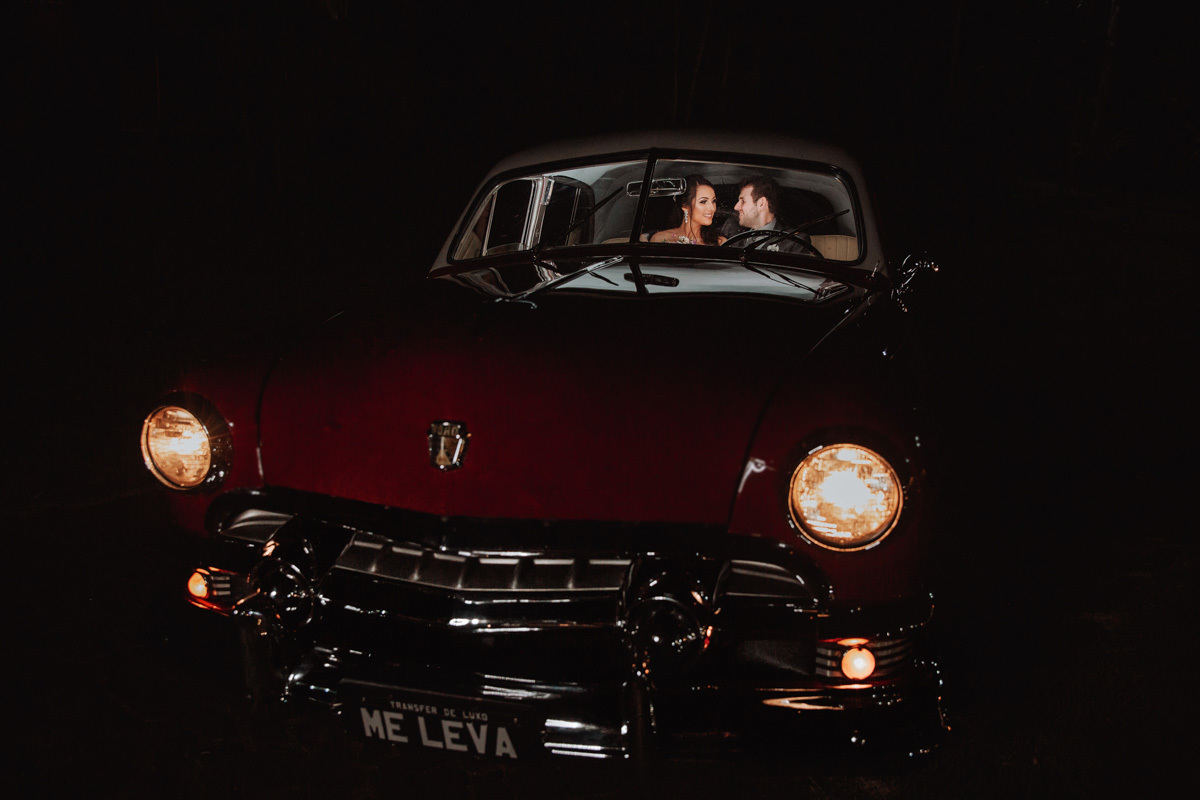 carro da noiva vermelho lindo para ser usado nas fotos dos noivos feitas durante a  festa de casamento empresa de transporte de noivos Me Leva em Maringa 