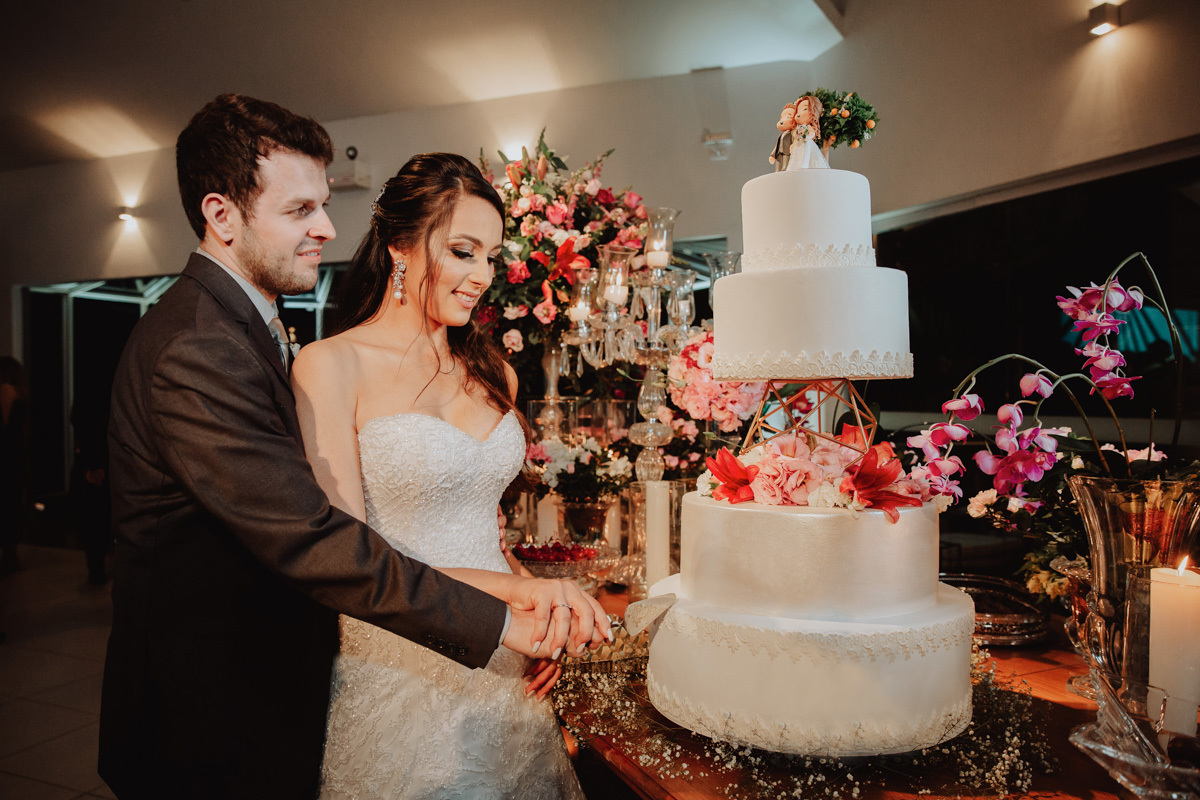 fotos tradicionais dos noivos cortando o bolo de Casamento casamento na chacara eden garden em maringá 