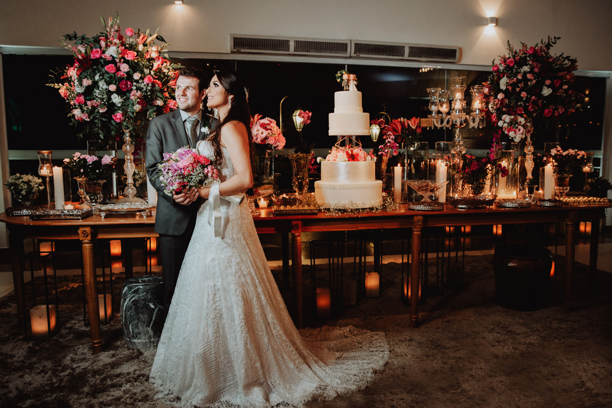 fotos classicas dos noivos na mesa de doces decoração baho chic casamento Eden Garden 
