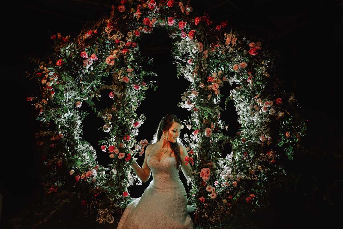 decoração para casamento externo com arco de flores como balanço para as fotos 