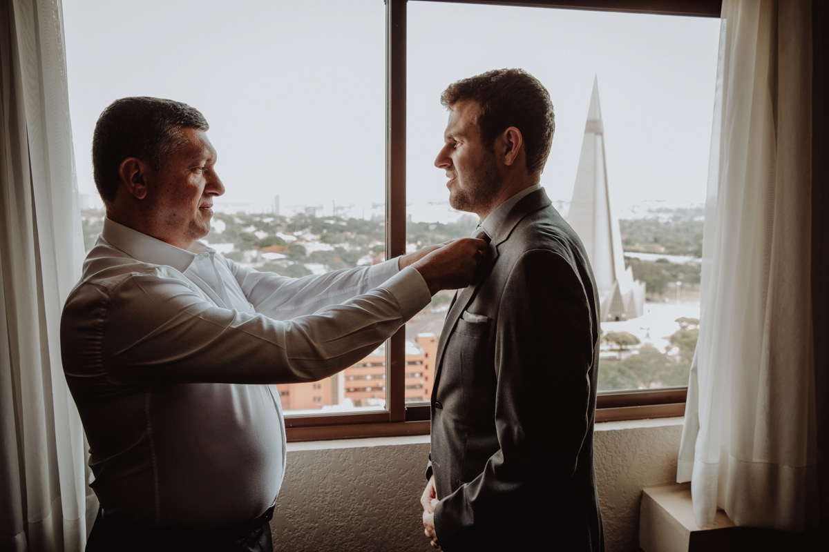 fotos do noivo se arrumando junto com o pai no hotel 