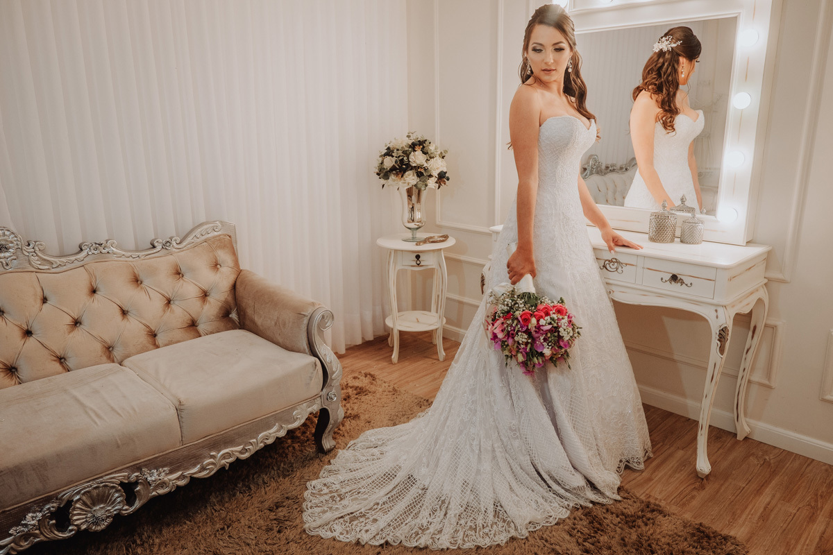 retratos classicos da noiva feitos durante making of melhor salao  de maringa especializado em dia da noiva Leticia Rigolin 