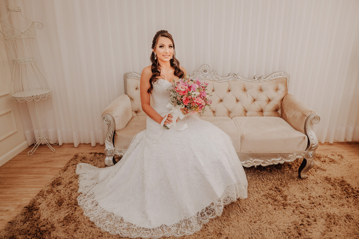 fotos d anoiva pronta durante o making of da noiva foto do melhor fotografo de Casamentos de maringa Rickardo Andrade