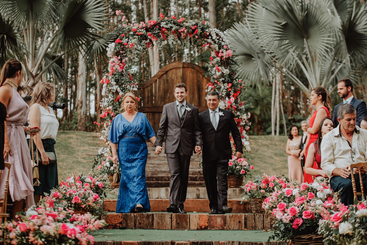 fotos da entarda do noivo com os pais em casamento externo 