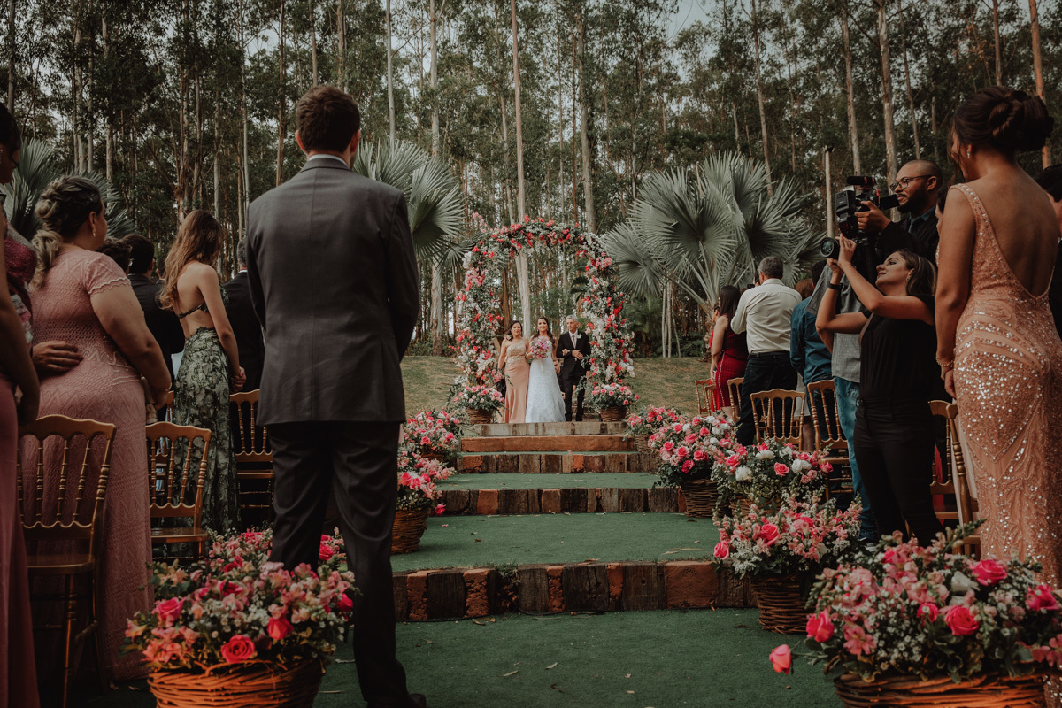 entrada da noiva em cerimonia de casamento ao ar livre na chacara eden garden 