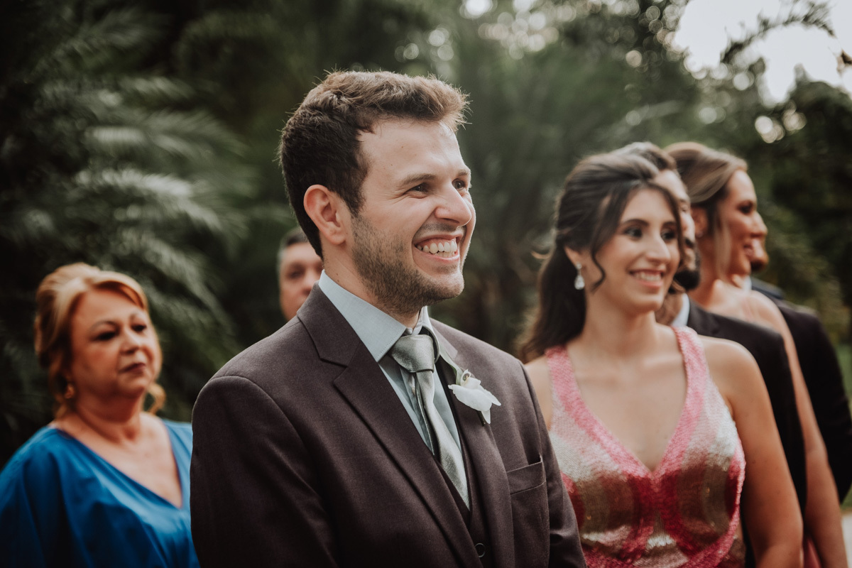 noivo emocionado no altar  no momento da entrada da ;noiva 