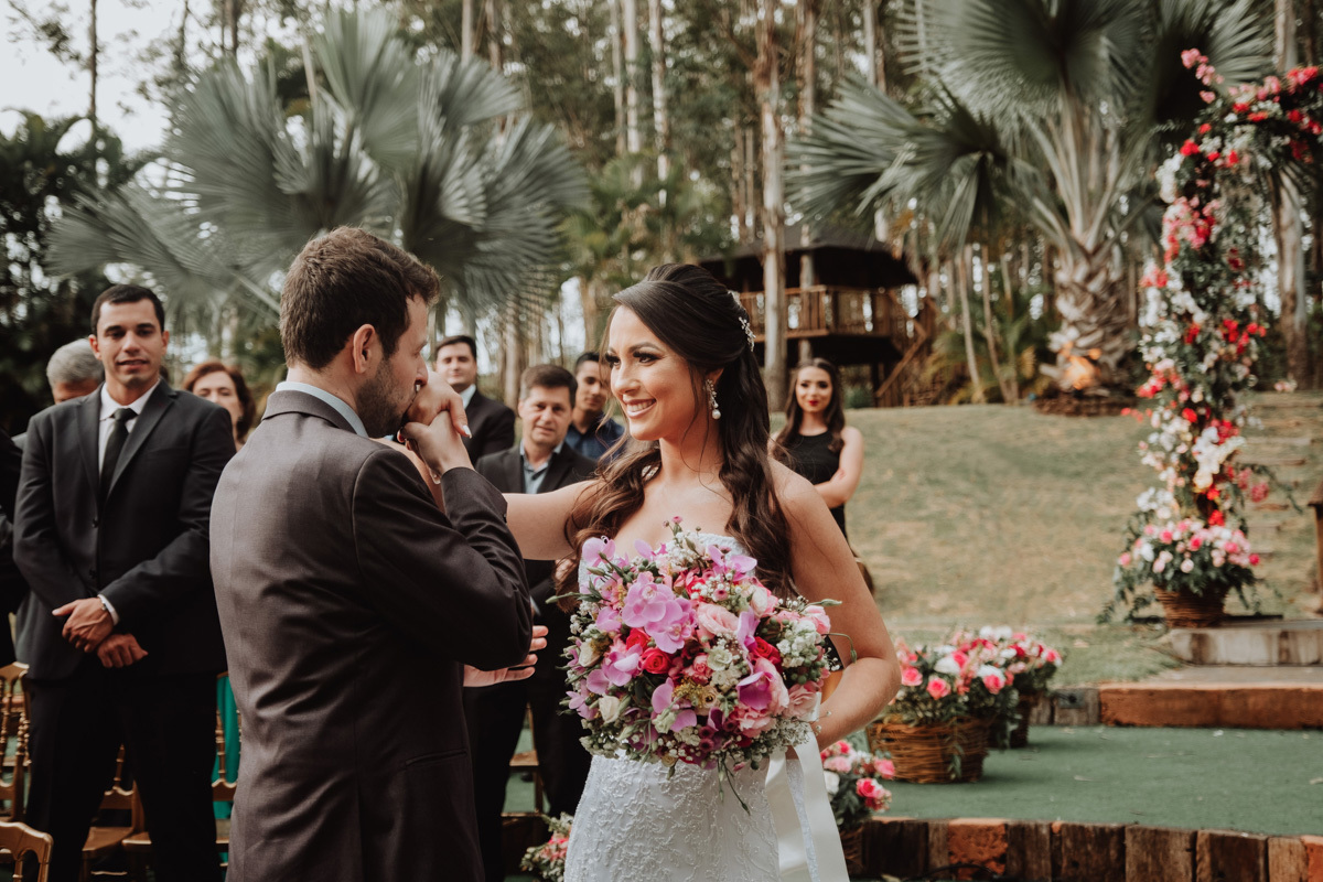 noivo recebendo a noiva no altar momentos emocionantes do casamento 