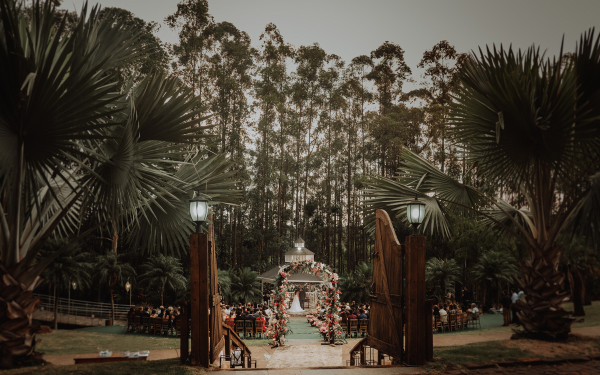 o melhor fotografo de Casamentos em maringa Rickardo Andrade faz lindo casamento ao ar livre em chacara especializada em Casamento externo 