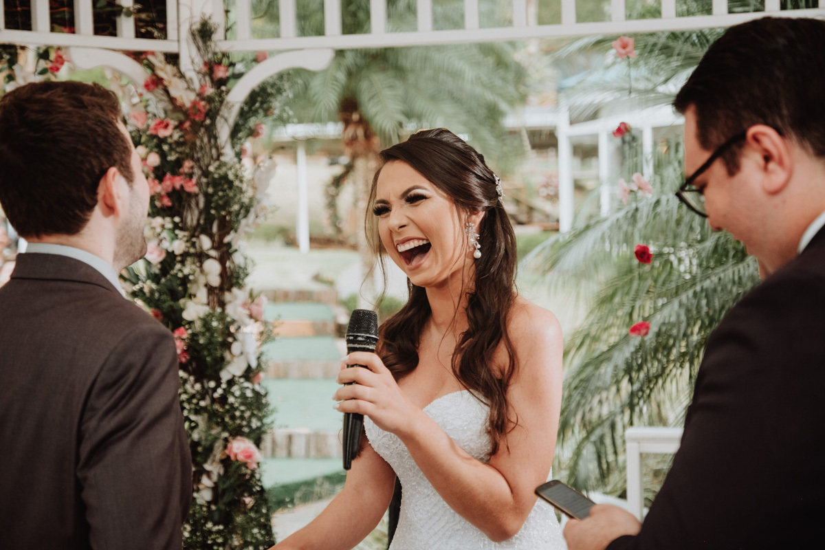 fotos espontaneas e diovertidas para fotojornalismo em fotografia de Casamento ao ar livre em Maringá 