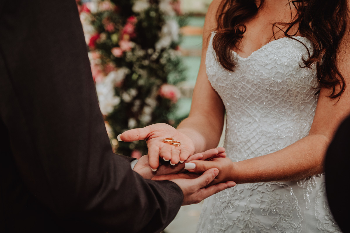 fotos de detalhes de alianças dos noivos  cerimonia de ccasamento chacara eden garden 