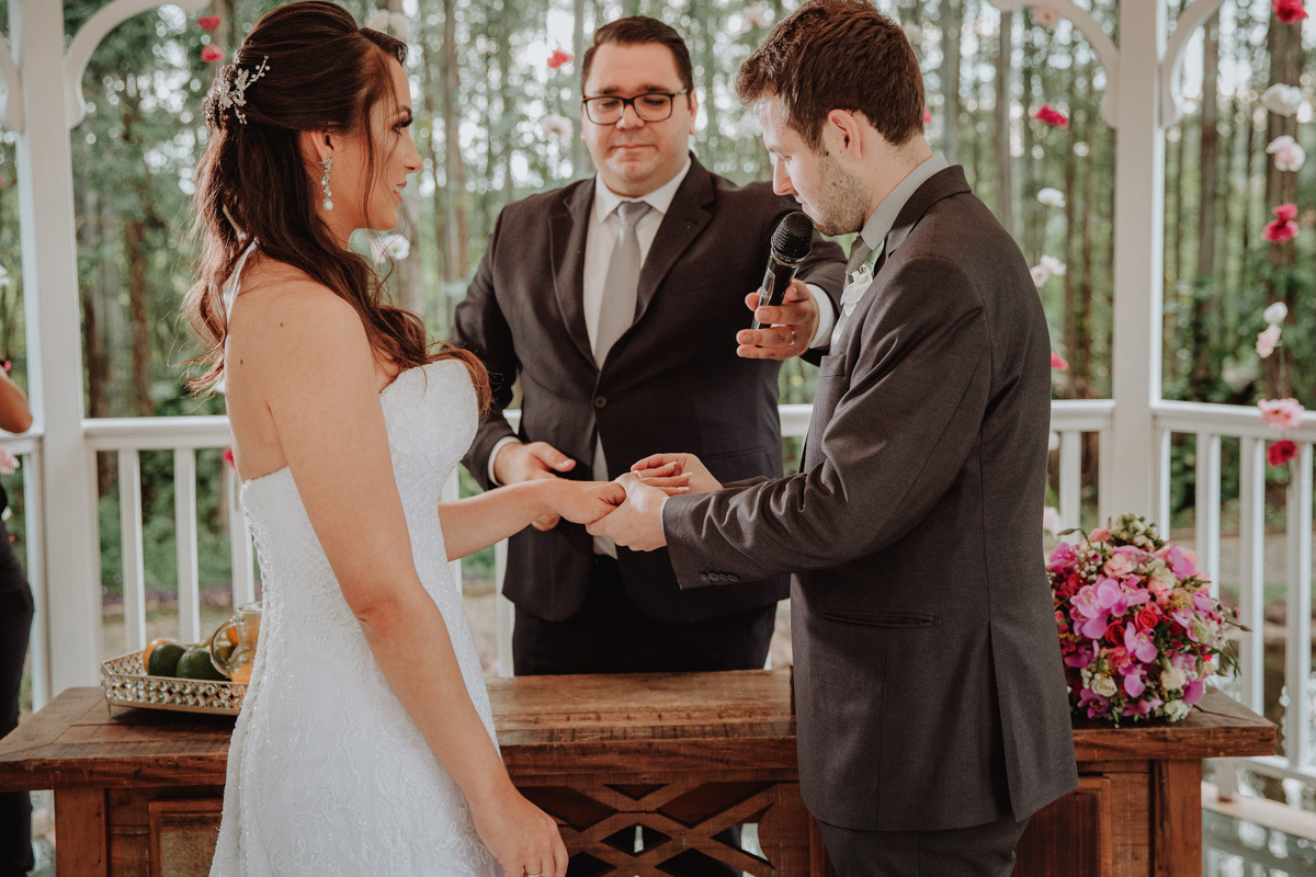 noivos trocando alianças em cerimonia de casamento de campo eden garden  maringa 