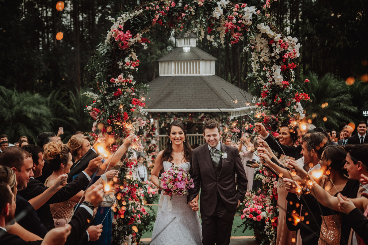 saida dos noivos com corredor de padrinhos cerimonia de casamento externa ao ar livre chacara eden garden de maringá 
