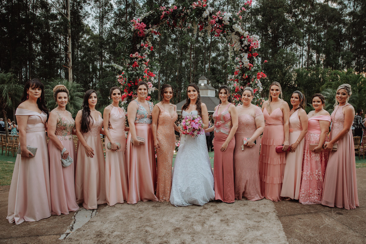 fotos da noiva com as madrinhas em tom de rose cerimonia de casamento ao ar livre em maringá 