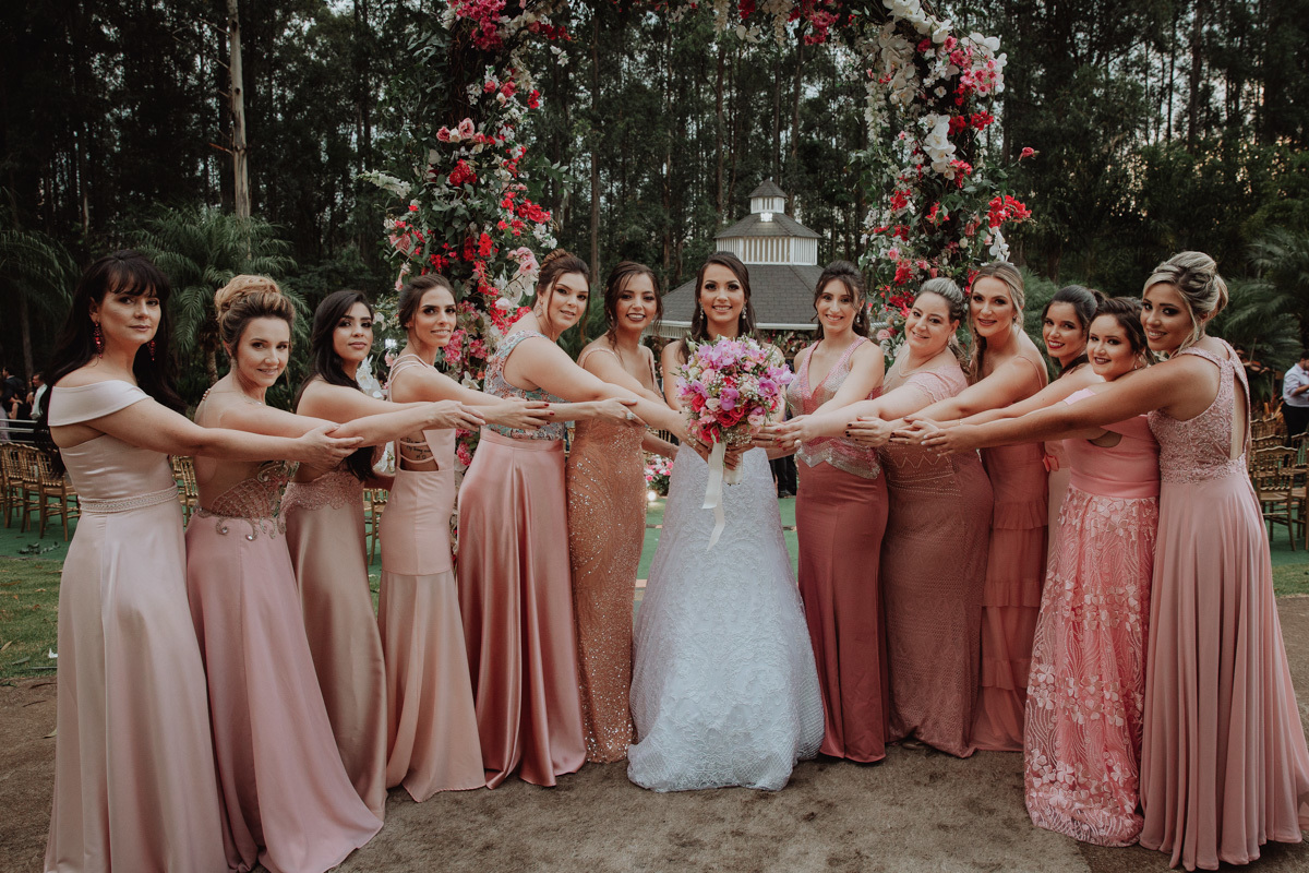 fotos diferentes e engraçadas da noiva com as madrinhas ], madrinahs em tom de rose para cerimonia de casamento externo 