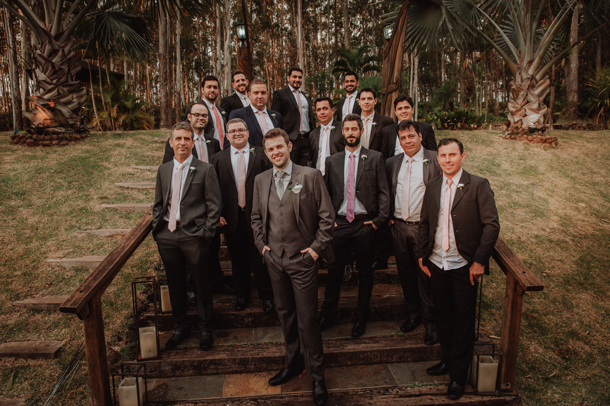 fotos do noivo com os padrinhos de Casamento de ternos cinza 