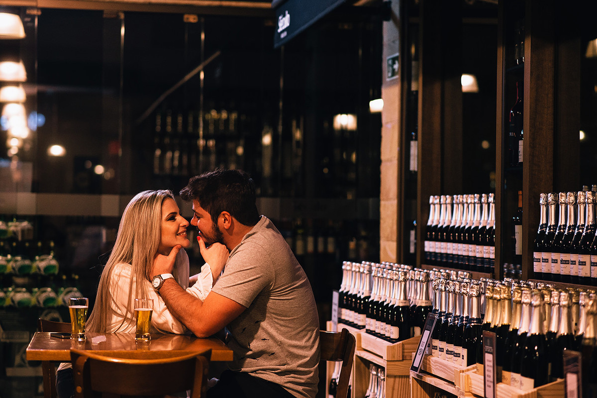 casal bebendo cerrveja nas fotos do pre wedding