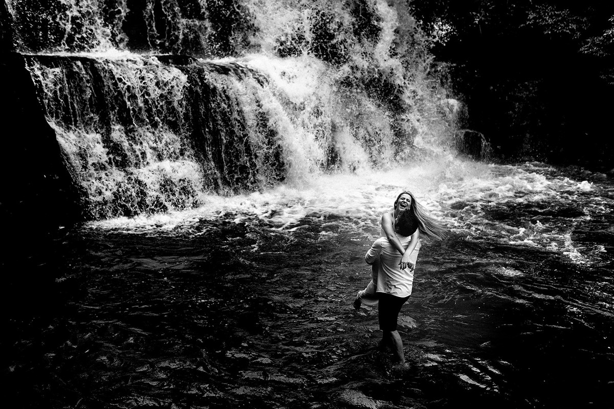 foto preto e branco na cachoeira